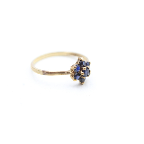 159 - 9ct gold sapphire set floral cluster ring (1.3g) Size N 1/2