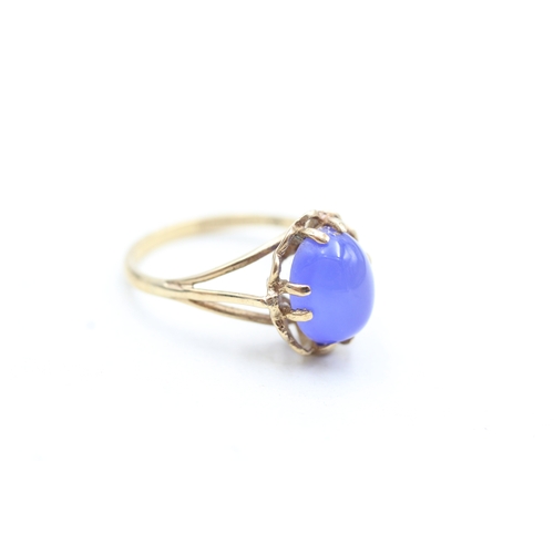 160 - 9ct gold blue chalcedony single stone ring (2.1g) Size M