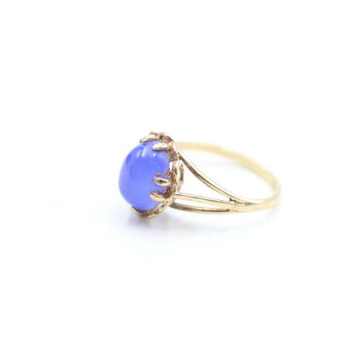 160 - 9ct gold blue chalcedony single stone ring (2.1g) Size M