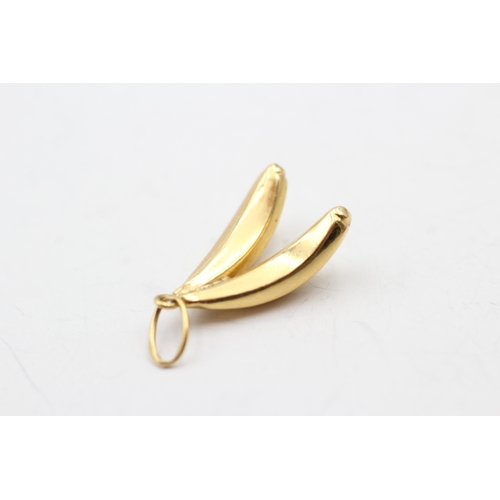 162 - 18ct gold banana charm (0.8g)