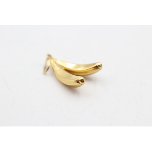 162 - 18ct gold banana charm (0.8g)