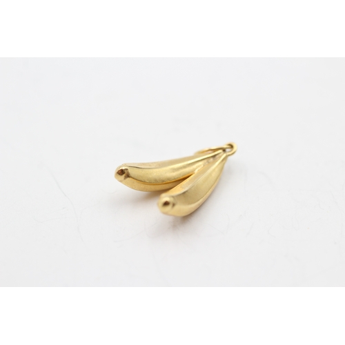 162 - 18ct gold banana charm (0.8g)