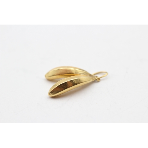 162 - 18ct gold banana charm (0.8g)