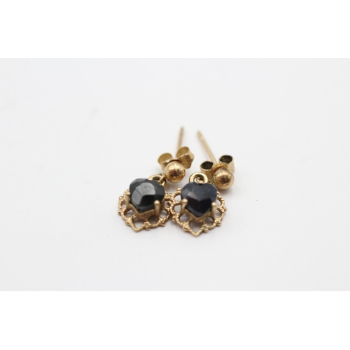 168 - 9ct gold sapphire heart earrings (1.1g)