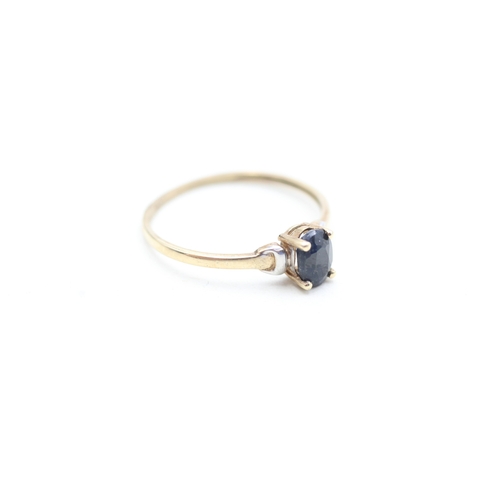 180 - 9ct gold sapphire single stone ring (0.9g) Size P