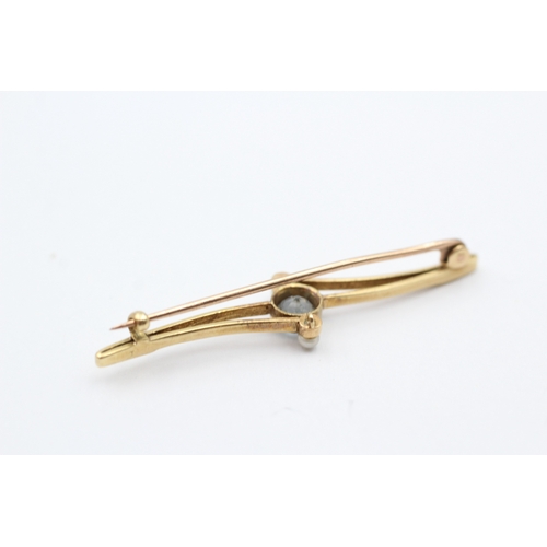 195 - 14ct gold aquamarine and cultured pearl bar brooch (2.5g)