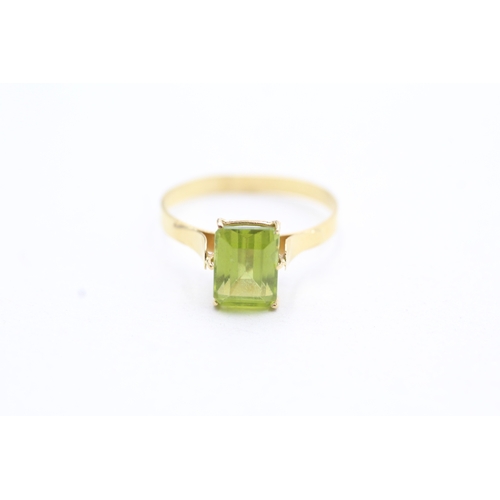 200 - 18ct gold peridot set solitaire ring (1.4g) Size M