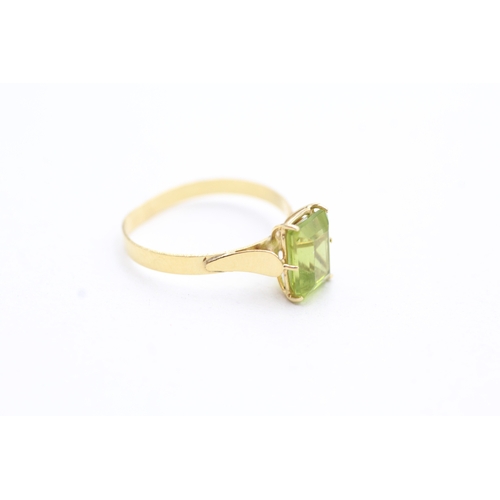 200 - 18ct gold peridot set solitaire ring (1.4g) Size M