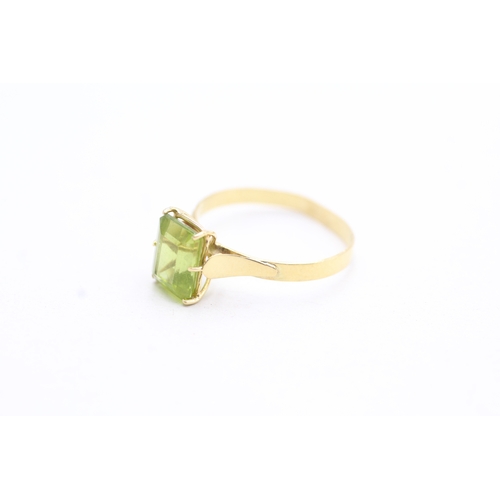 200 - 18ct gold peridot set solitaire ring (1.4g) Size M