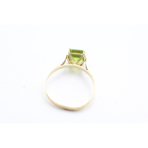 200 - 18ct gold peridot set solitaire ring (1.4g) Size M