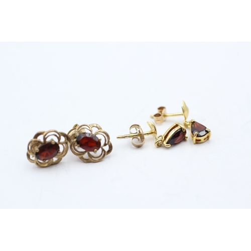 207 - 2x 9ct gold garnet earrings (2g)