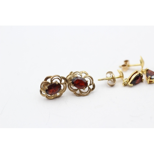 207 - 2x 9ct gold garnet earrings (2g)