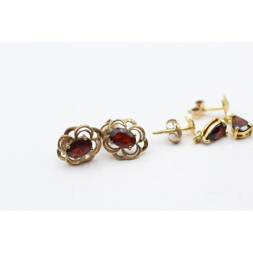 207 - 2x 9ct gold garnet earrings (2g)