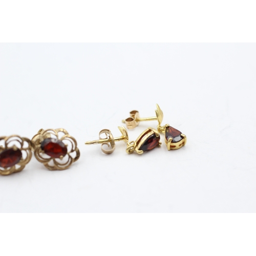 207 - 2x 9ct gold garnet earrings (2g)