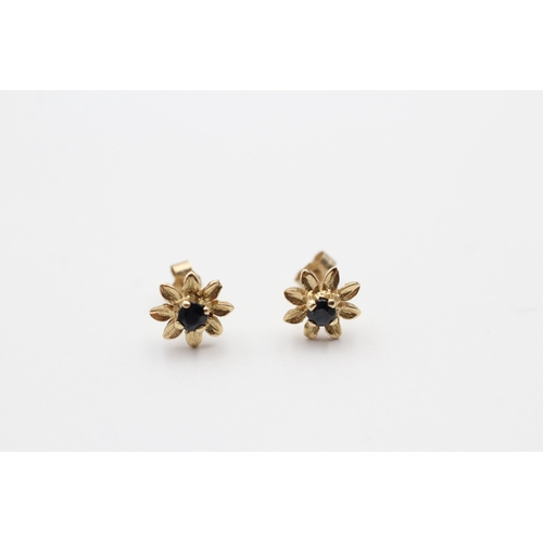 221 - 9ct gold sapphire flower stud earrings (0.9g)