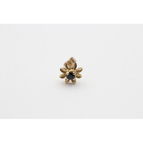 221 - 9ct gold sapphire flower stud earrings (0.9g)