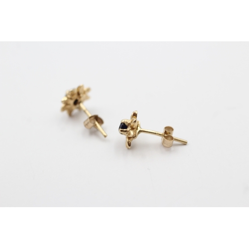 221 - 9ct gold sapphire flower stud earrings (0.9g)