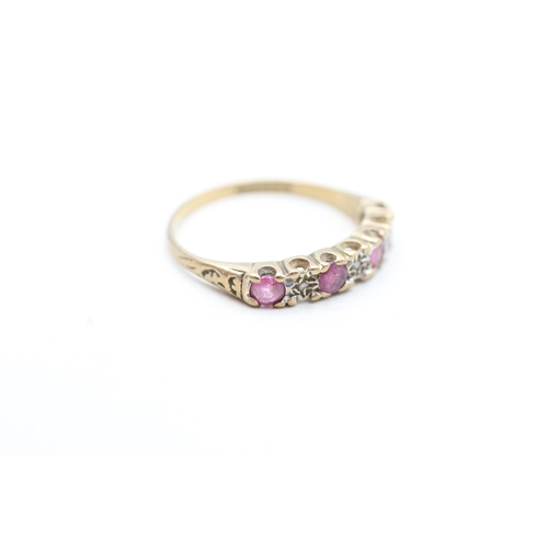 229 - 9ct gold ruby and diamond set seven stone eternity ring (1.5g) Size K