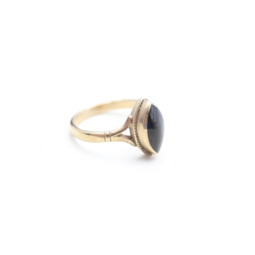 24 - 9ct gold onyx set marquise dress ring (2.8g) Size J