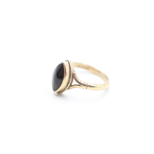 24 - 9ct gold onyx set marquise dress ring (2.8g) Size J