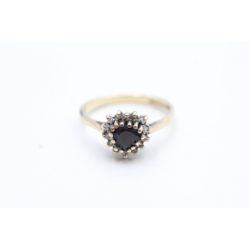 243 - 9ct gold vintage sapphire & diamond cluster ring (2g) Size K