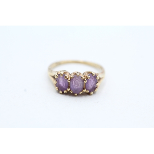 46 - 9ct gold amethyst three stone ring (2g) Size J