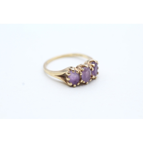 46 - 9ct gold amethyst three stone ring (2g) Size J