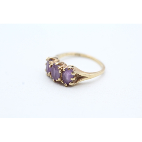 46 - 9ct gold amethyst three stone ring (2g) Size J