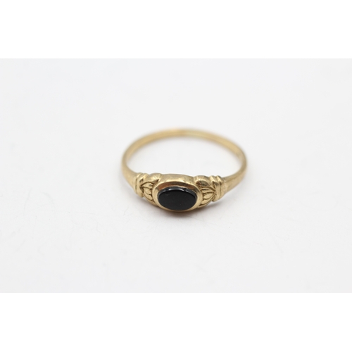 58 - 9ct gold onyx single stone ring (1.4g) Size N