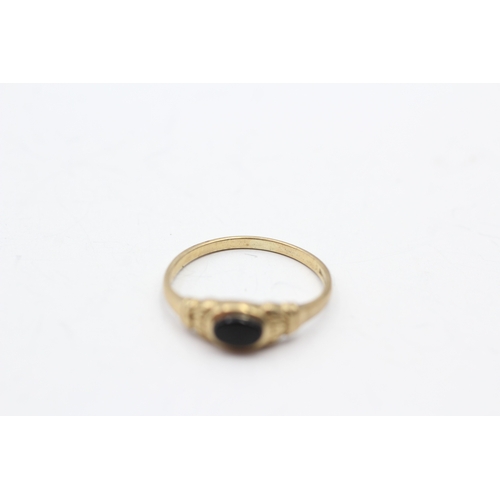 58 - 9ct gold onyx single stone ring (1.4g) Size N