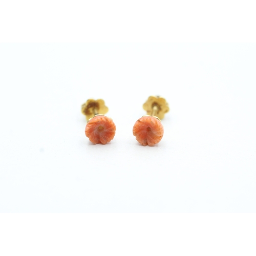 69 - 18ct gold carved coral floral stud earrings (1.2g)