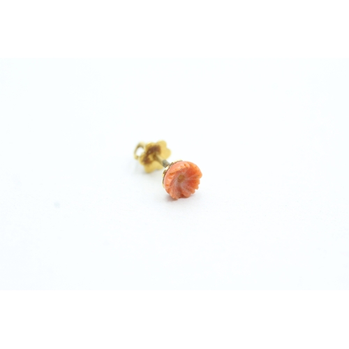 69 - 18ct gold carved coral floral stud earrings (1.2g)