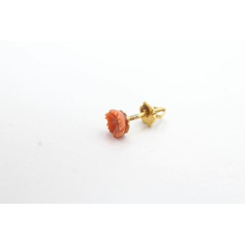 69 - 18ct gold carved coral floral stud earrings (1.2g)