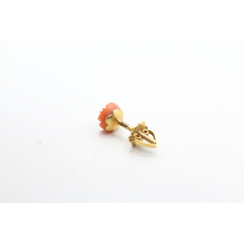 69 - 18ct gold carved coral floral stud earrings (1.2g)