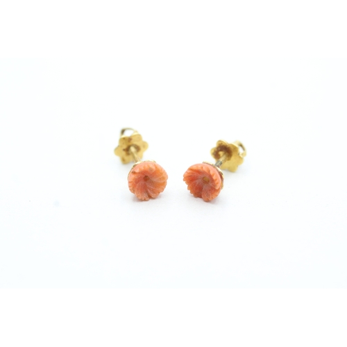 69 - 18ct gold carved coral floral stud earrings (1.2g)