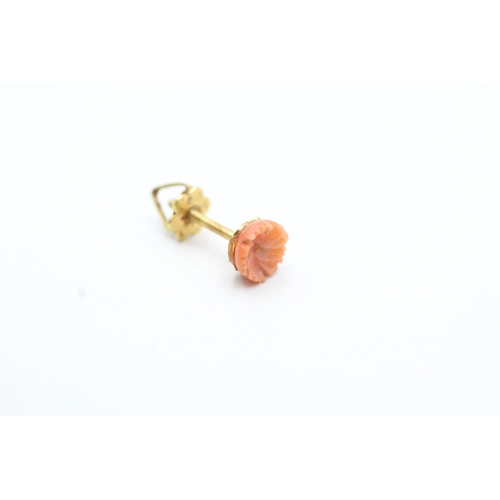 69 - 18ct gold carved coral floral stud earrings (1.2g)