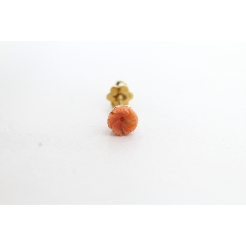 69 - 18ct gold carved coral floral stud earrings (1.2g)