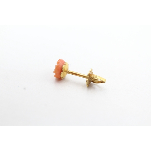 69 - 18ct gold carved coral floral stud earrings (1.2g)