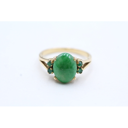 7 - 9ct gold oval cabochon jade single stone ring with emerald sides (3.2g) Size O