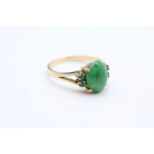 7 - 9ct gold oval cabochon jade single stone ring with emerald sides (3.2g) Size O