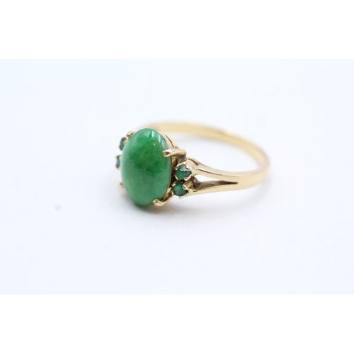 7 - 9ct gold oval cabochon jade single stone ring with emerald sides (3.2g) Size O