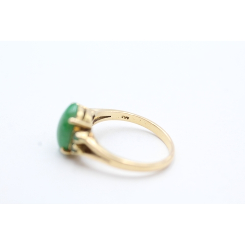 7 - 9ct gold oval cabochon jade single stone ring with emerald sides (3.2g) Size O