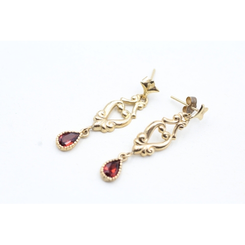 76 - 9ct gold garnet drop earrings (1.2g)