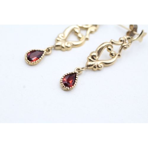 76 - 9ct gold garnet drop earrings (1.2g)