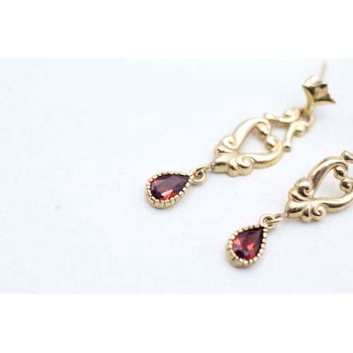 76 - 9ct gold garnet drop earrings (1.2g)