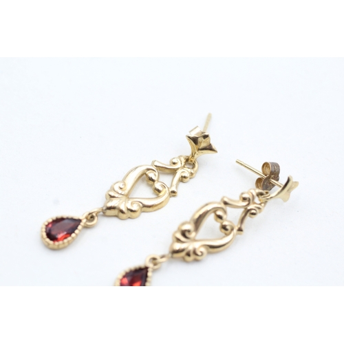 76 - 9ct gold garnet drop earrings (1.2g)