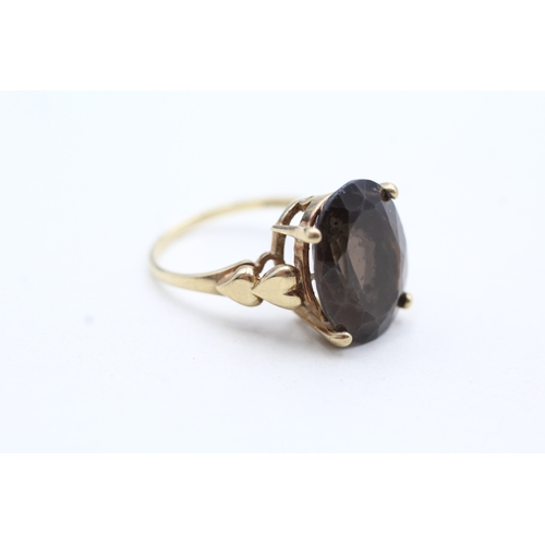 77 - 9ct gold smoky quartz cocktail ring with heart shoulder detail (4.1g) Size N