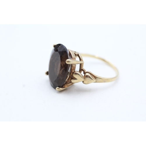 77 - 9ct gold smoky quartz cocktail ring with heart shoulder detail (4.1g) Size N