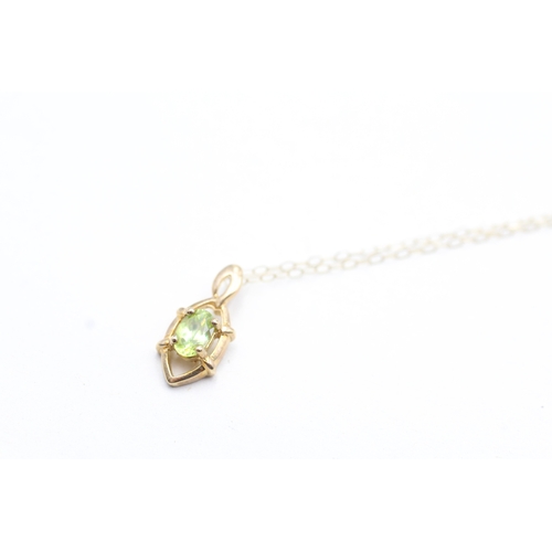 82 - 9ct gold oval cut peridot set pendant necklace (1.4g)