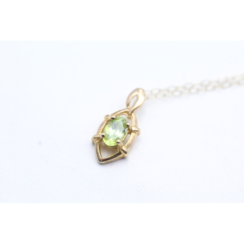 82 - 9ct gold oval cut peridot set pendant necklace (1.4g)